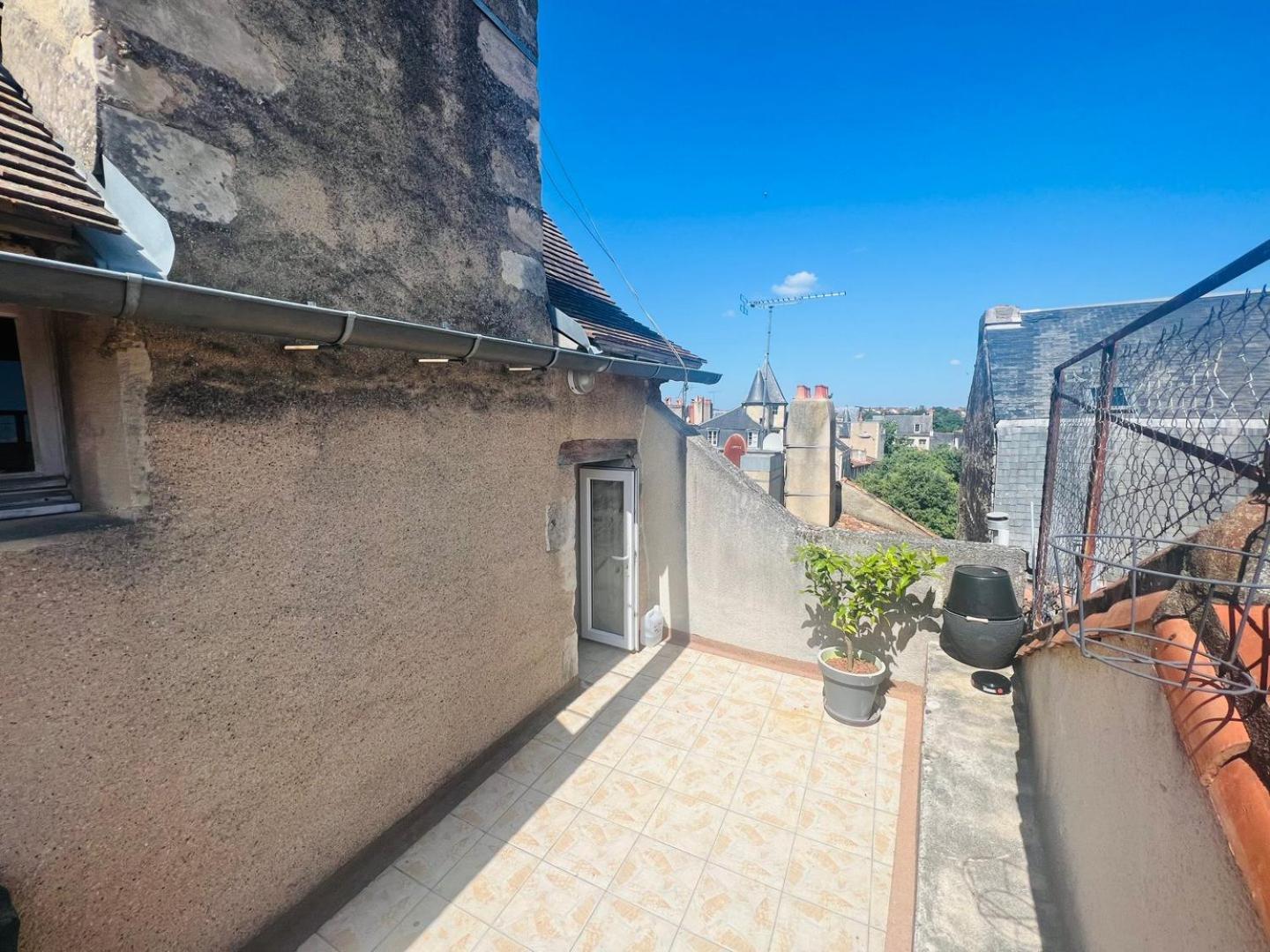 So British ! Appart Atypique Et Sa Petite Terrasse ปัวติเยร์ ภายนอก รูปภาพ